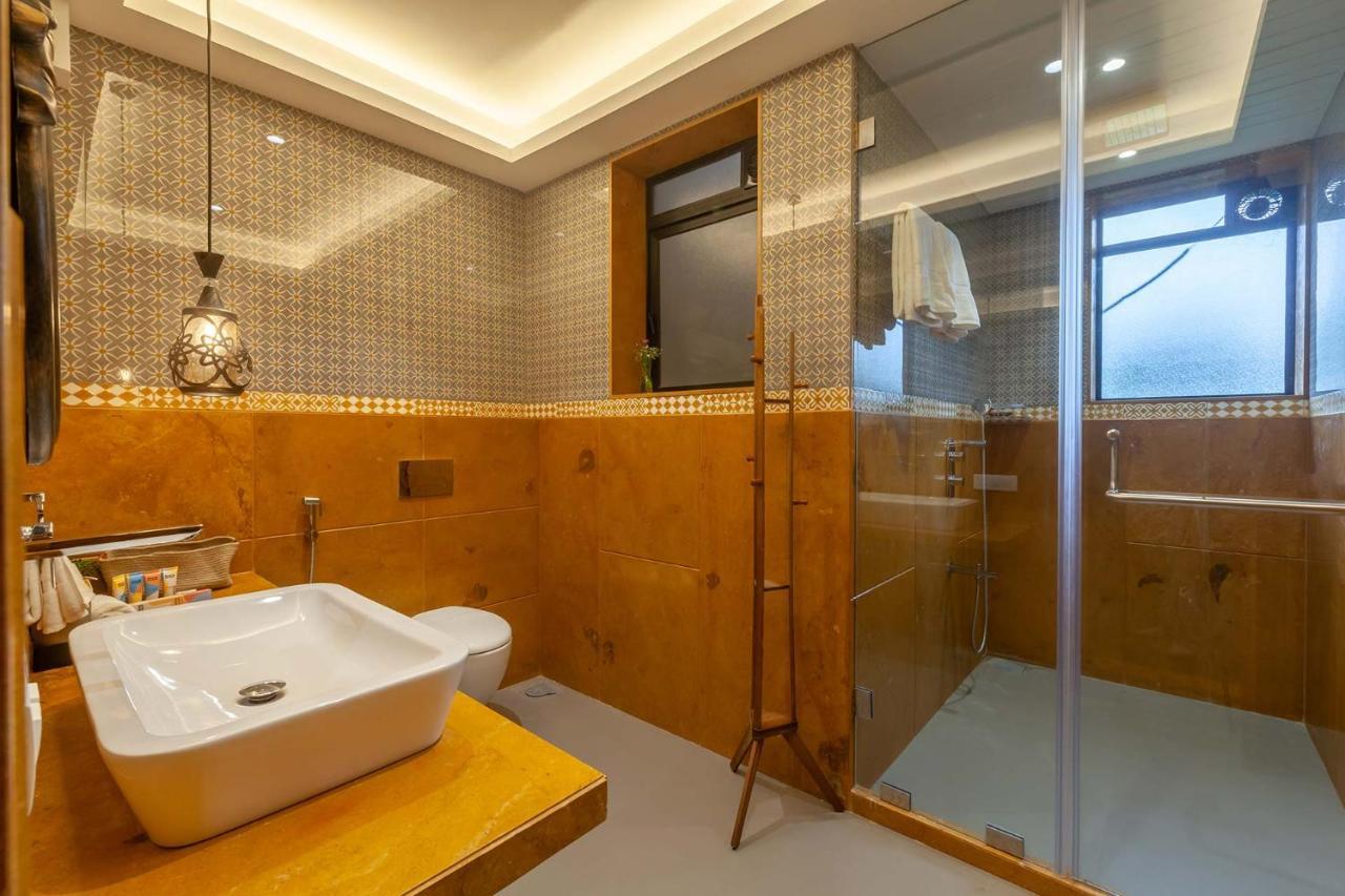 Villa Sereno By Stayvista - An Elegant And Entertaining Retreat Featuring A Swimming Pool, Outdoor Jacuzzi, Modern Interiors, And A Snooker Table Alibág Kültér fotó